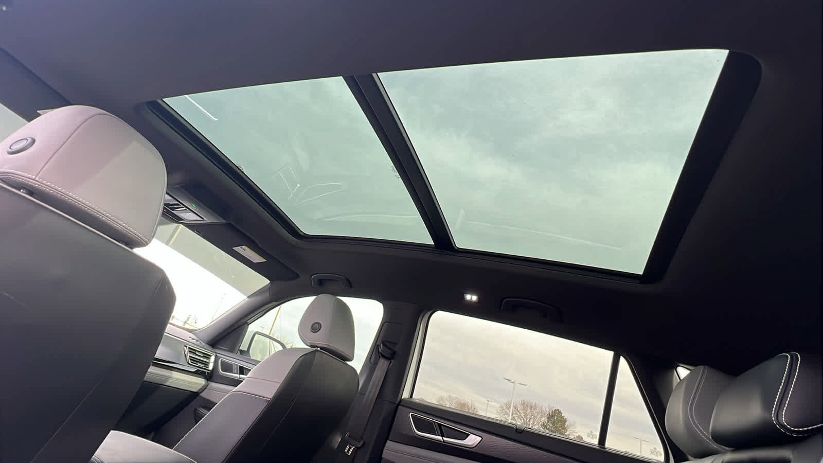 Used 2024 Volkswagen Atlas Cross Sport SEL R-Line image 31