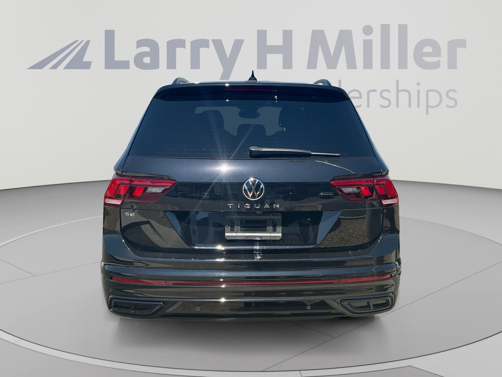 Used 2022 Volkswagen Tiguan SE R-Line FWD image 4