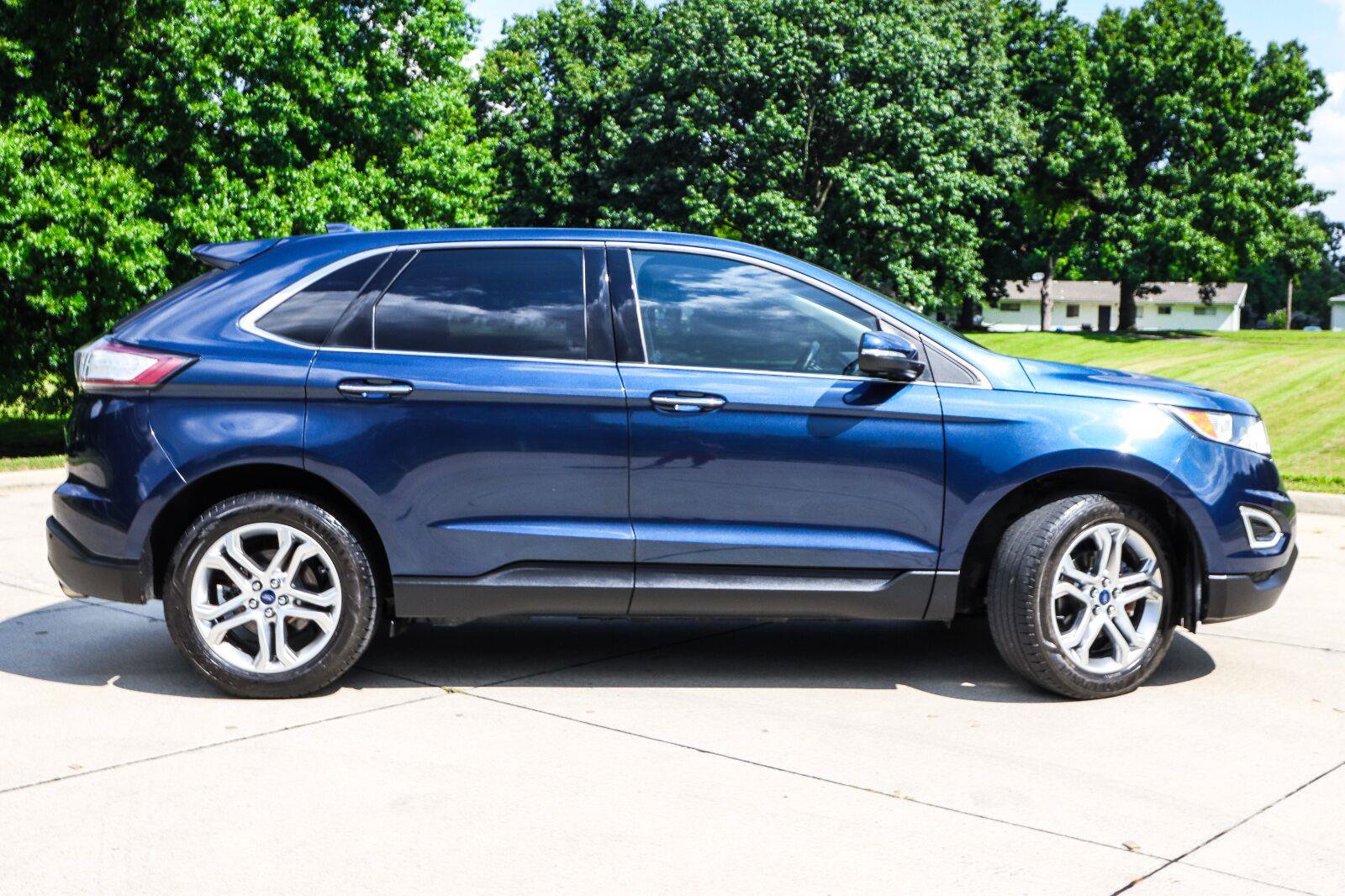 Used 2017 Ford Edge Titanium w/ Equipment Group 301A FWD image 5