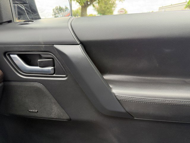 Used 2015 Land Rover LR2 image 39