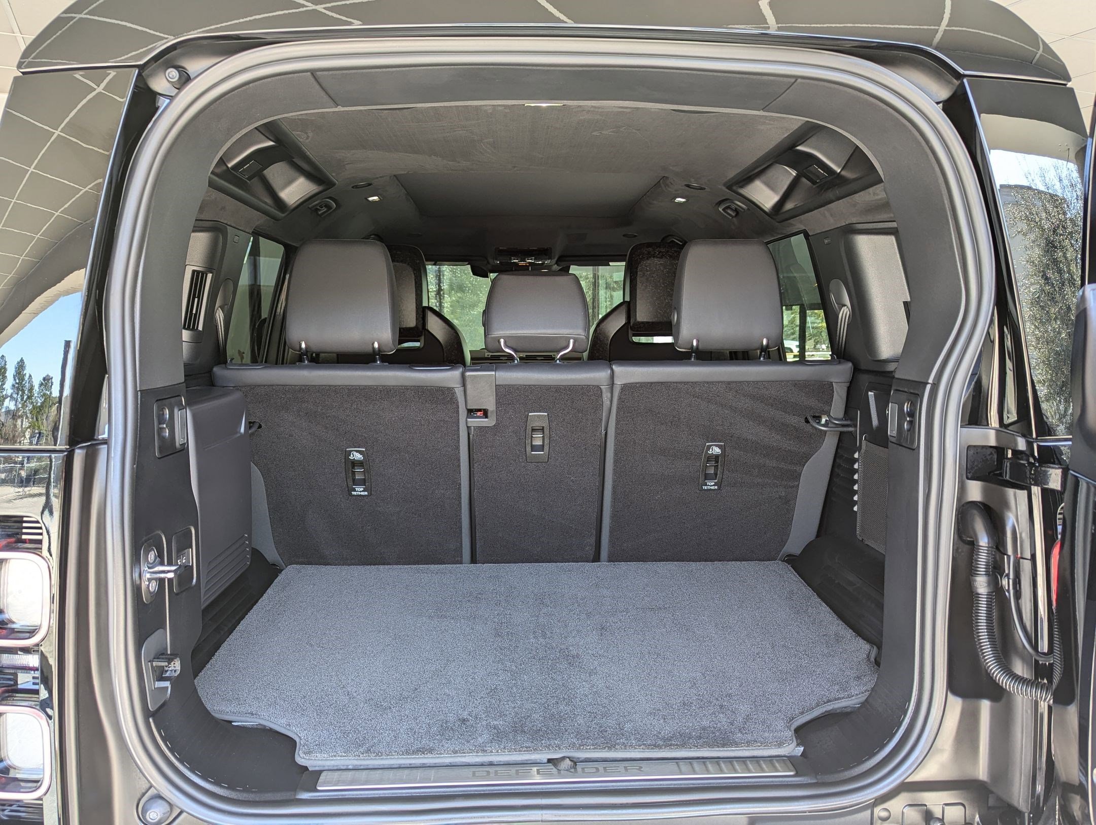 Certified 2025 Land Rover Defender 110 image 28