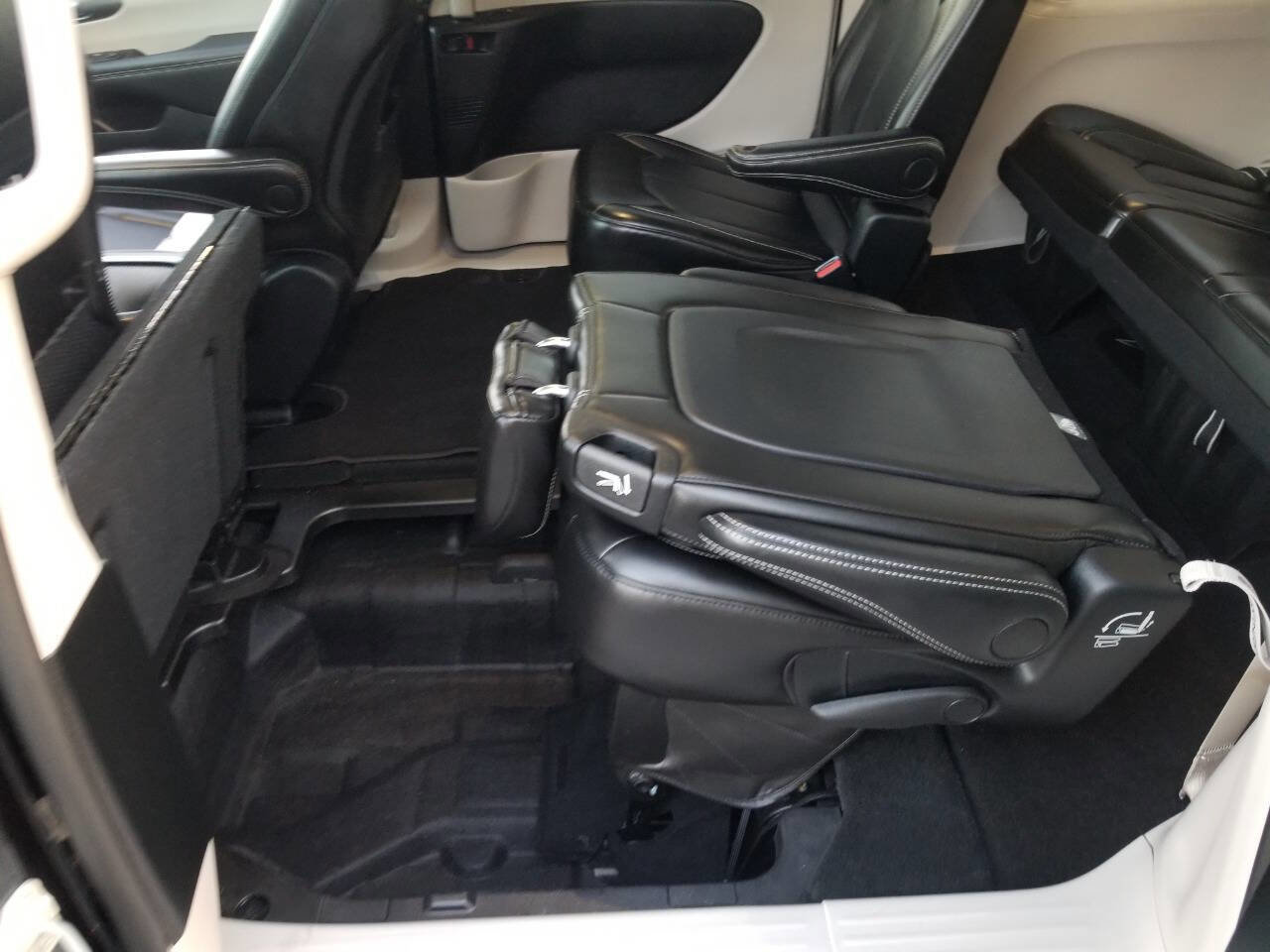 Certified 2024 Chrysler Pacifica Touring-L image 18