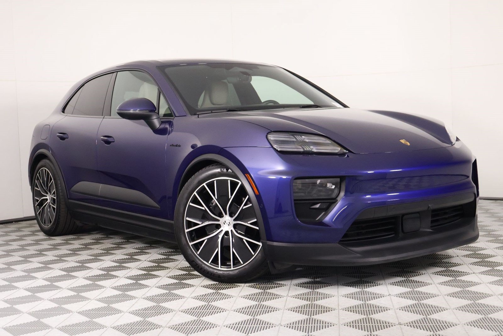Certified 2024 Porsche Macan 4 Electric AWD/4WD image 9