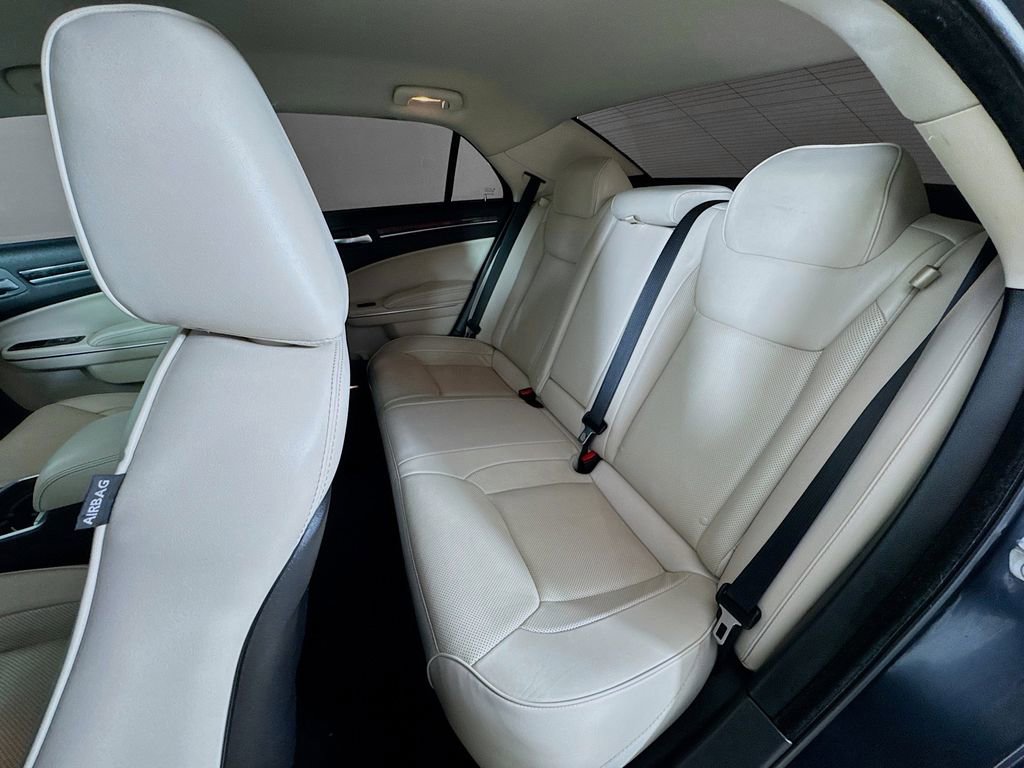 Used 2018 Chrysler 300 Limited image 22