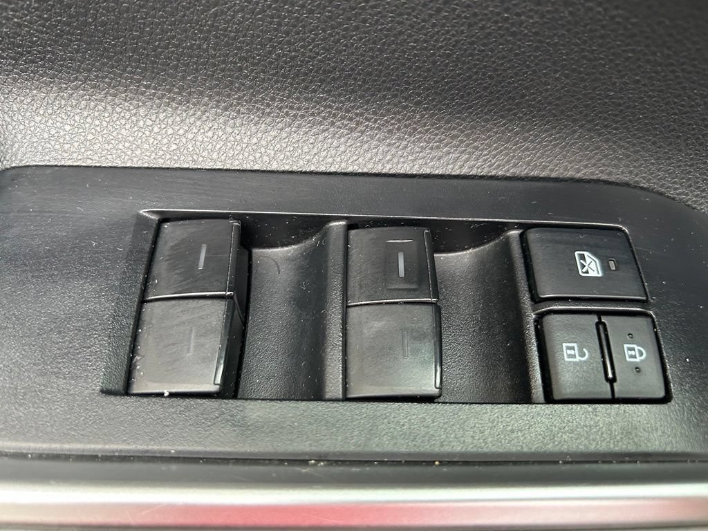 Used 2022 Toyota Highlander XLE AWD/4WD image 18