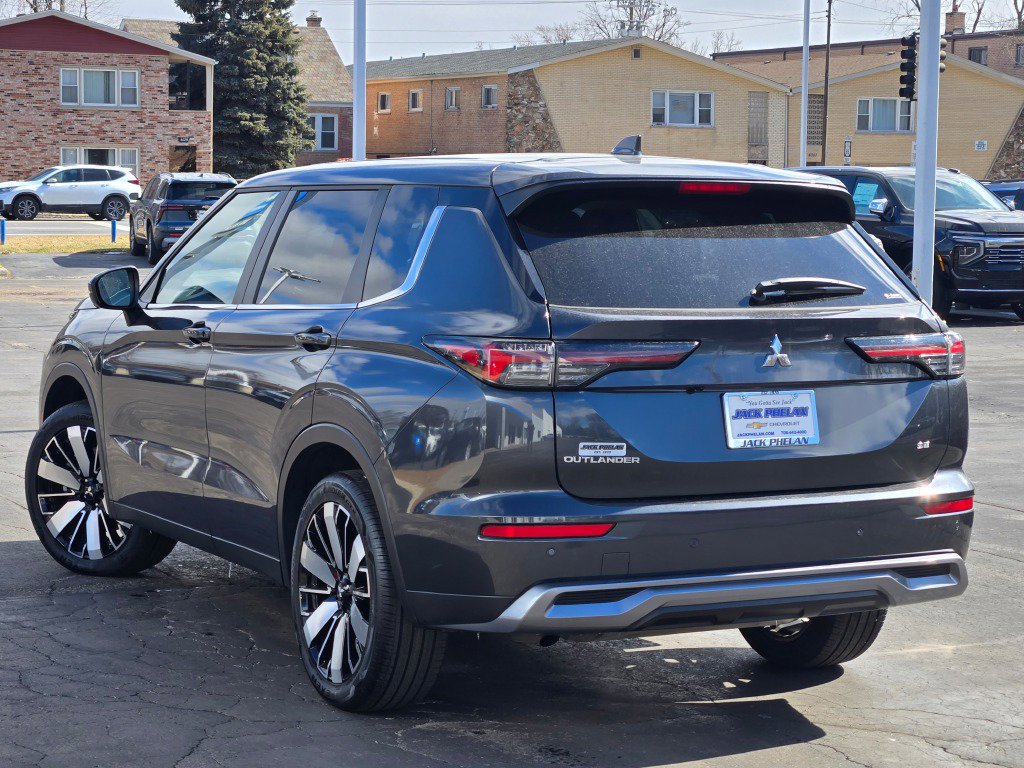 Used 2025 Mitsubishi Outlander SE image 15