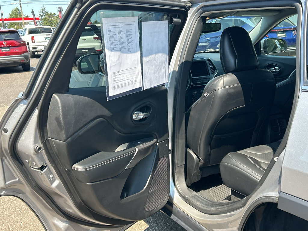 Used 2021 Jeep Cherokee Latitude Lux w/ Comfort/Convenience Group AWD/4WD image 35