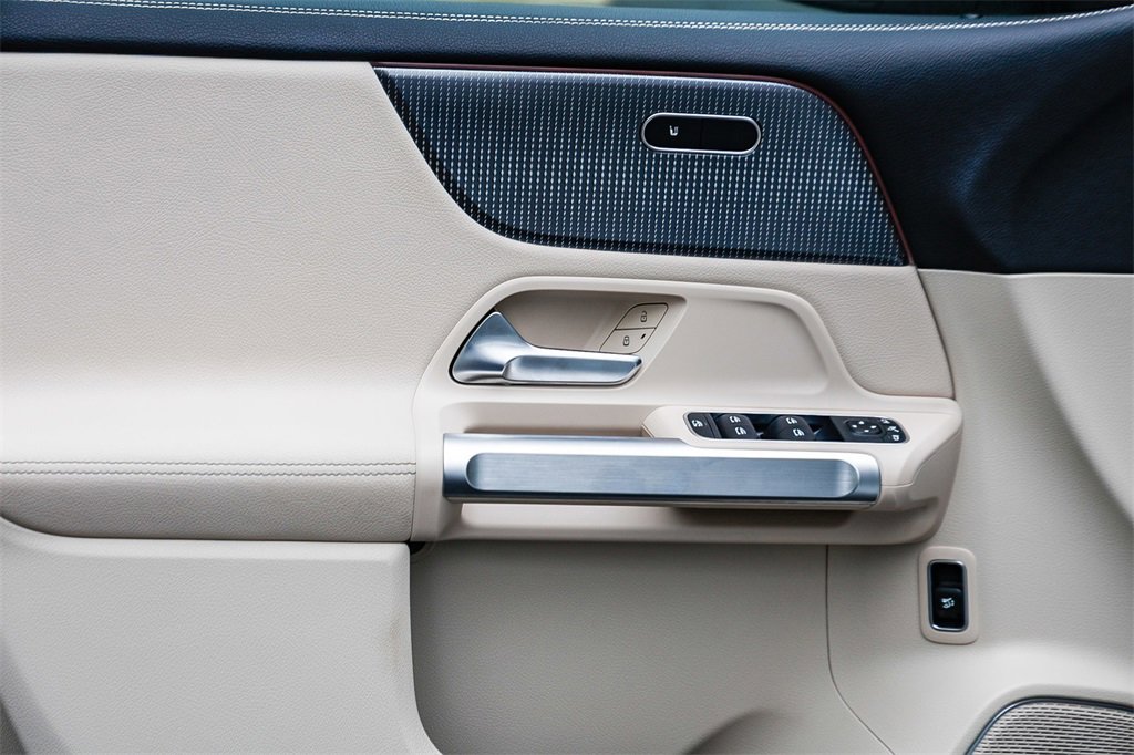 Used 2022 Mercedes-Benz EQB 300 4MATIC image 21