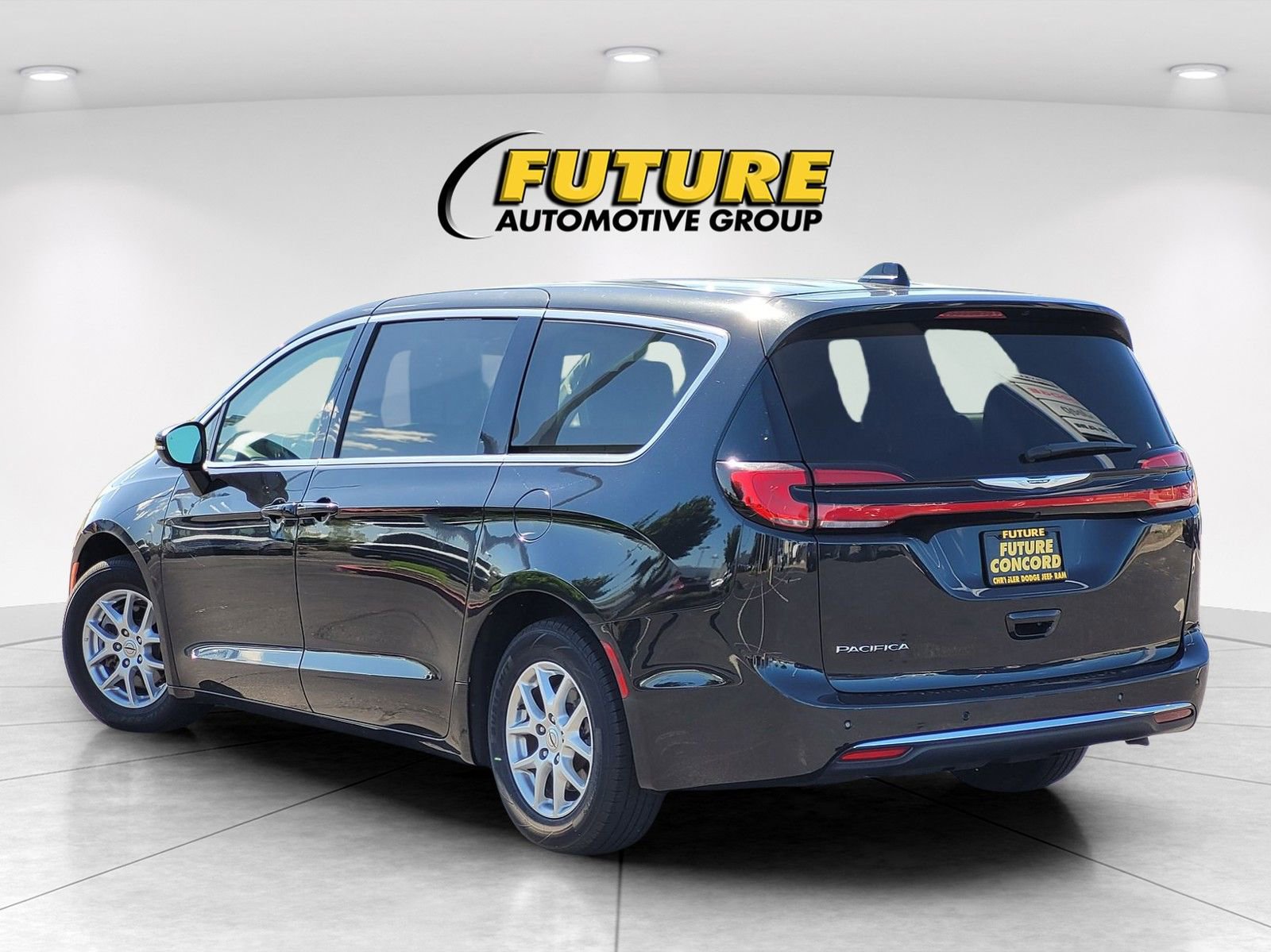 Used 2023 Chrysler Pacifica Touring-L FWD image 6