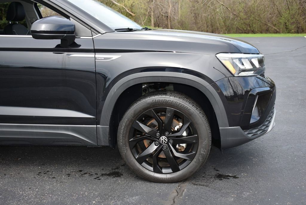 Used 2023 Volkswagen Taos SE w/ Panoramic Sunroof Package AWD/4WD image 3