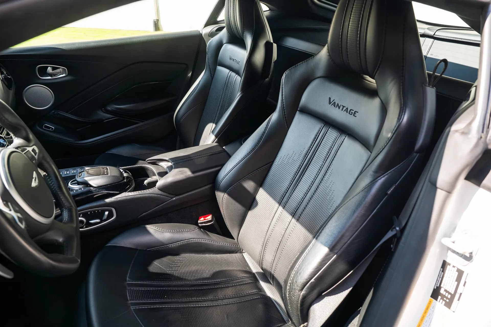 Used 2019 Aston Martin V8 Vantage Coupe RWD image 23
