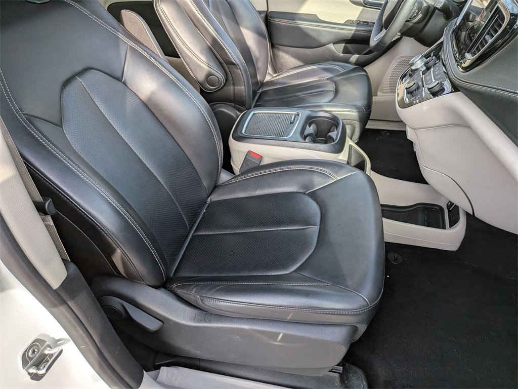 Certified 2023 Chrysler Pacifica Touring-L image 26