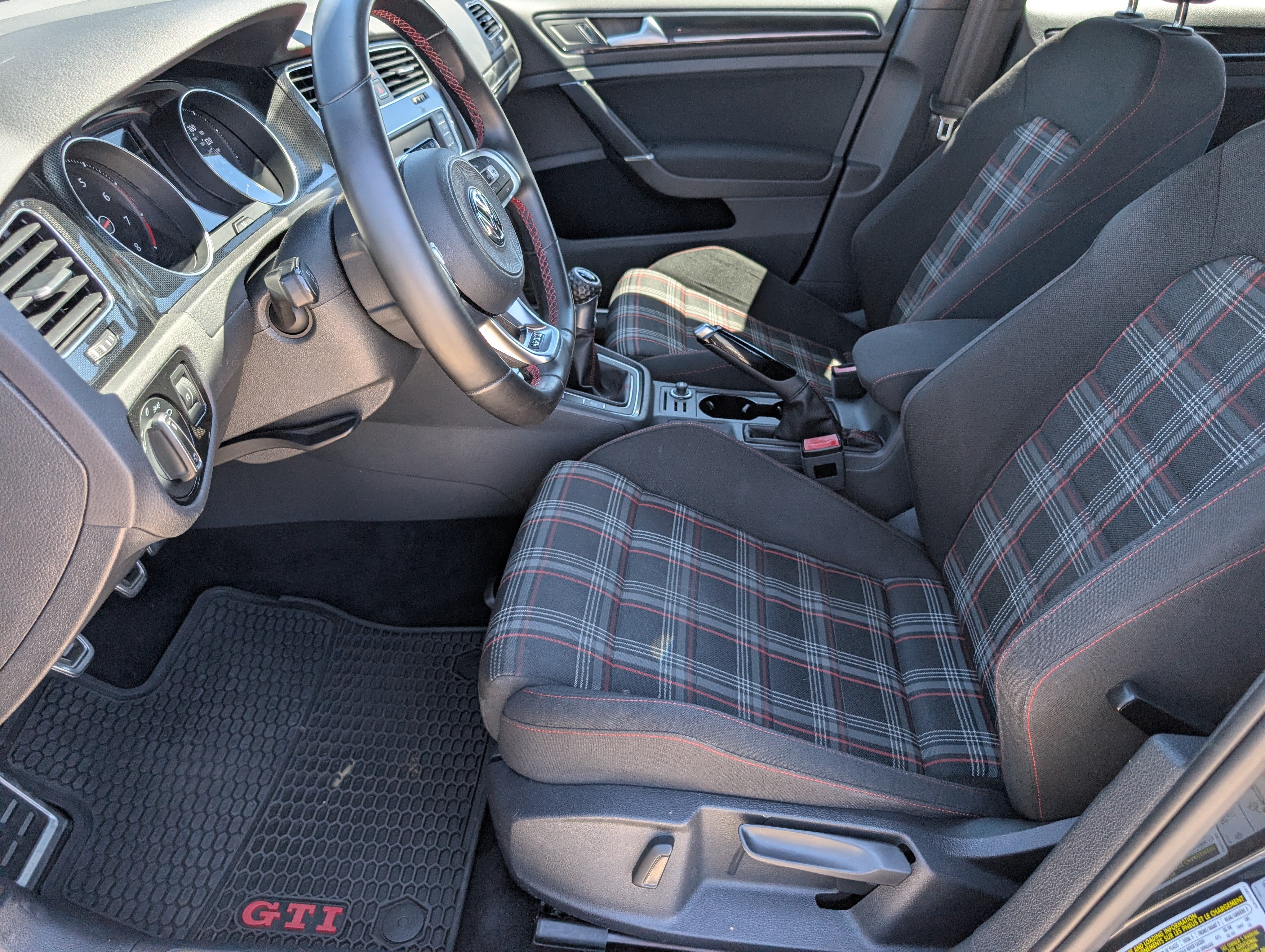 Used 2017 Volkswagen Golf 4-Door FWD image 9