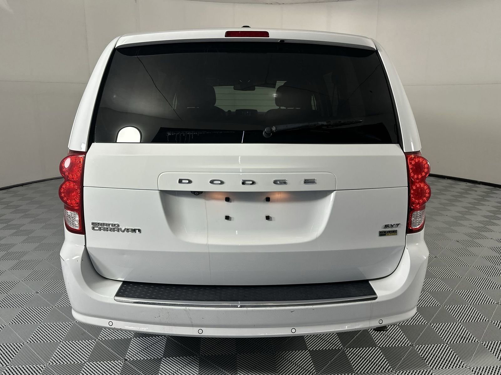 Used 2019 Dodge Grand Caravan SXT w/ Rear Park Assist Package FWD image 7