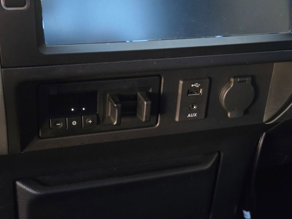 Used 2018 Nissan Titan SV image 19
