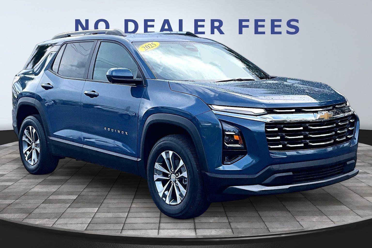 Used 2025 Chevrolet Equinox LT w/ Convenience Package II FWD image 3