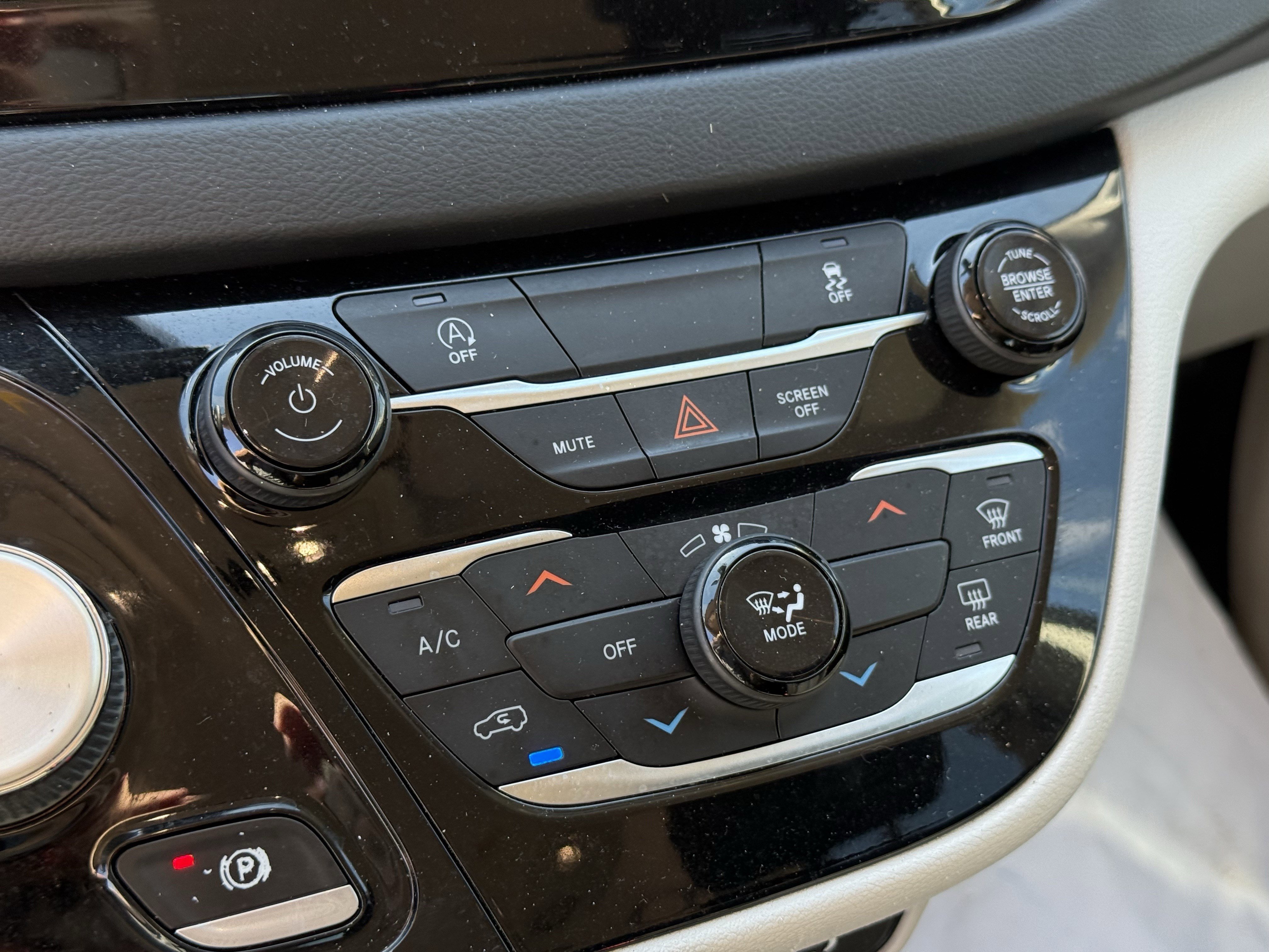 Used 2022 Chrysler Voyager LX image 22