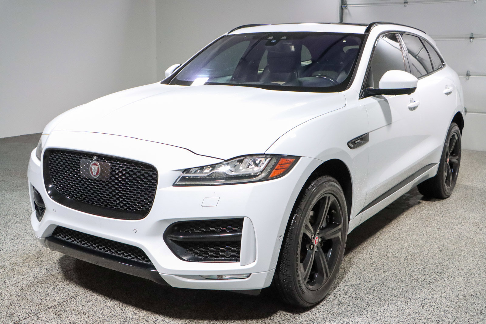 Used 2018 Jaguar F-PACE R-Sport image 32
