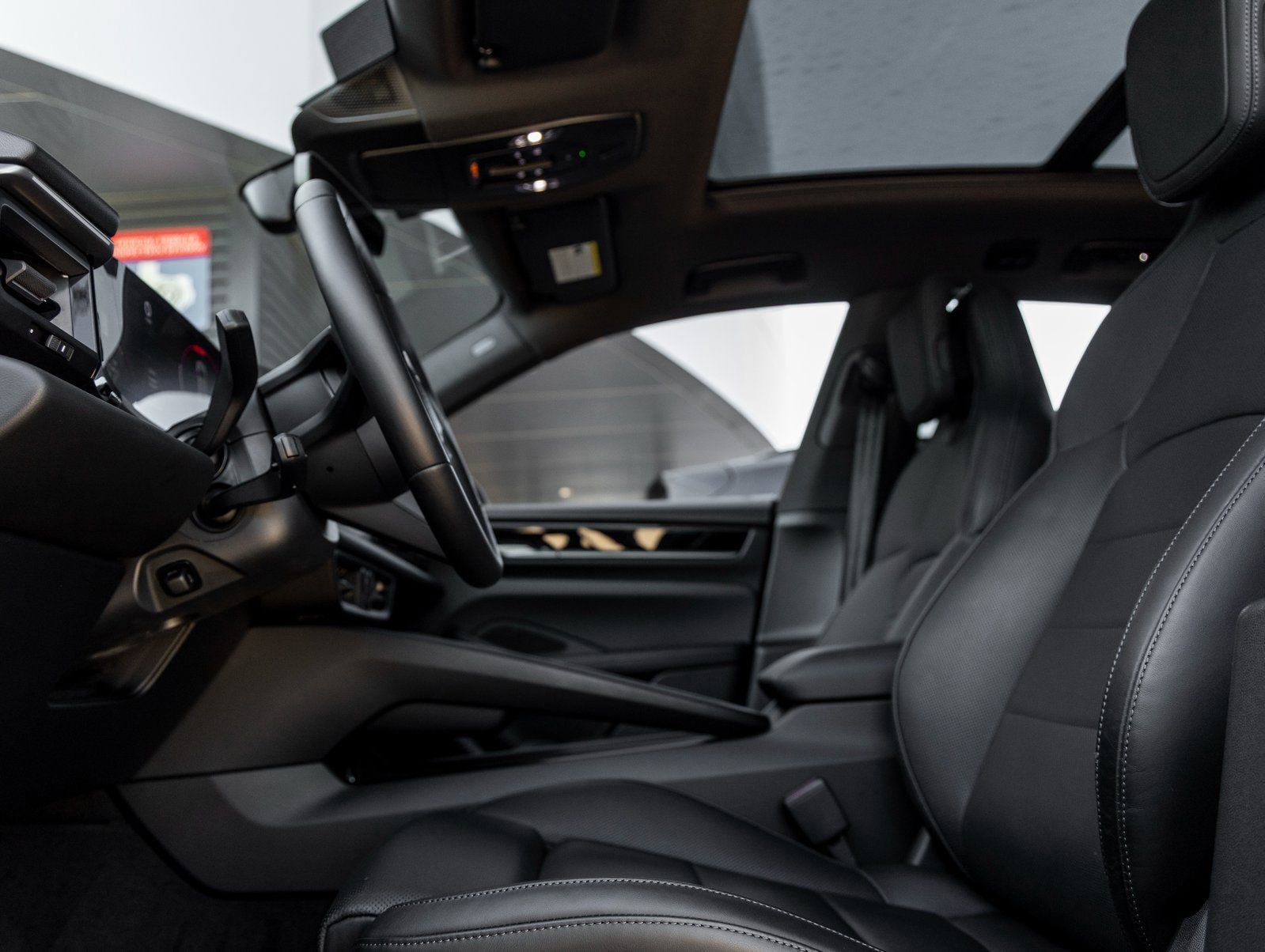 Certified 2025 Porsche Macan Electric image 22