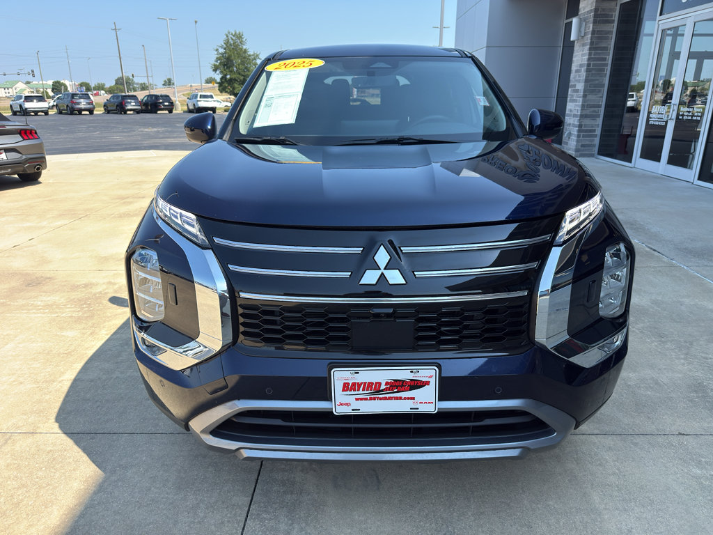 Used 2025 Mitsubishi Outlander SE AWD/4WD image 3