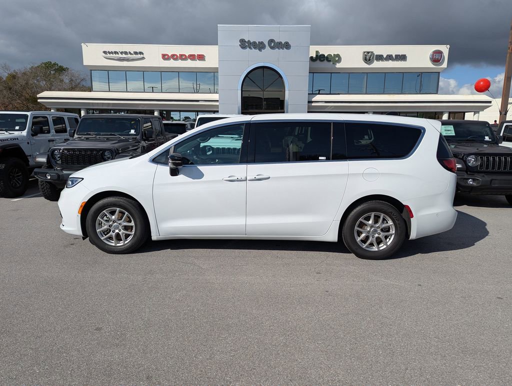 New 2026 Chrysler Pacifica Select FWD image 8