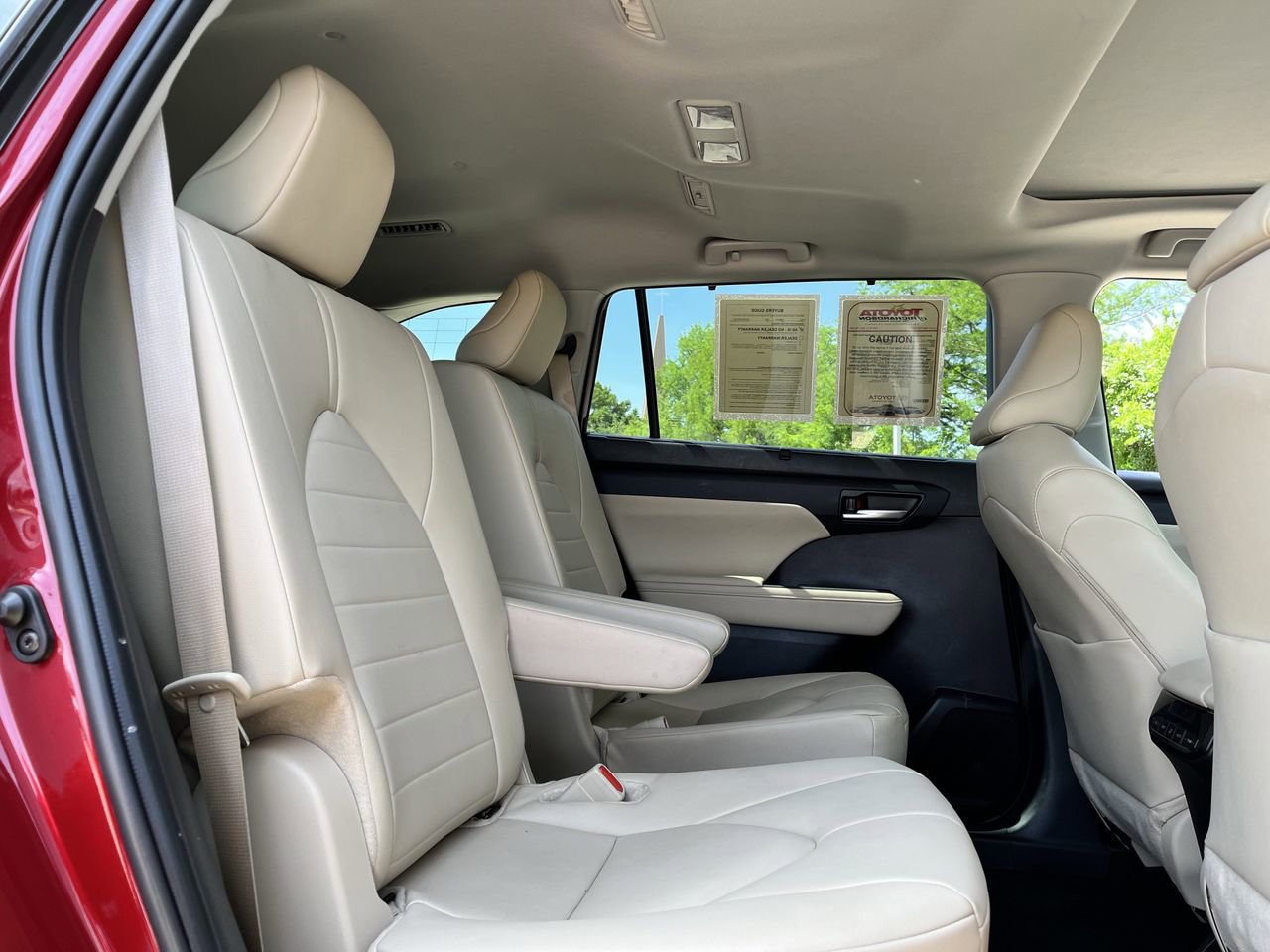 Used 2024 Toyota Highlander XLE FWD image 27
