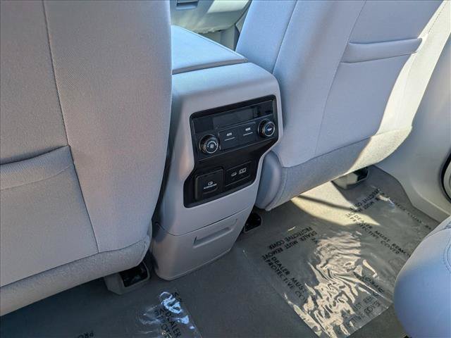 Used 2022 GMC Acadia SLE w/ Driver Convenience Package FWD image 25