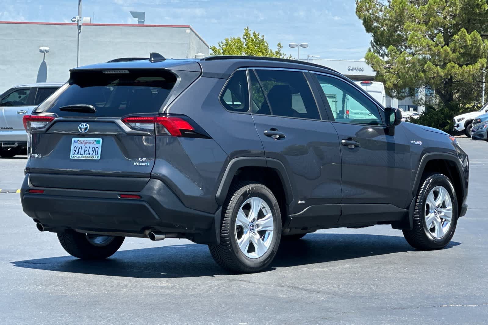 Used 2019 Toyota RAV4 LE AWD/4WD image 2
