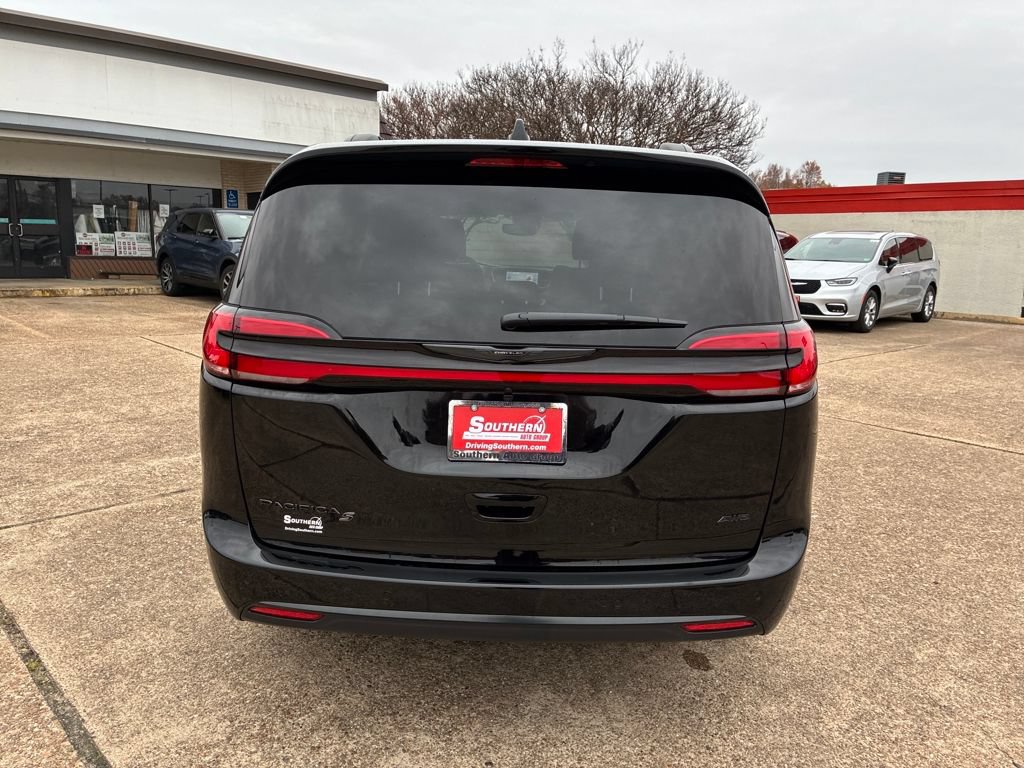 New 2026 Chrysler Pacifica Select AWD/4WD image 4