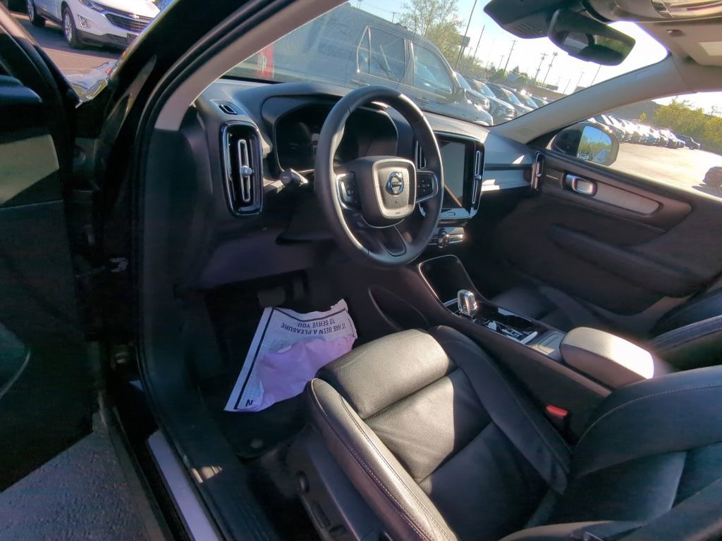 Used 2023 Volvo XC40 B5 Plus image 7