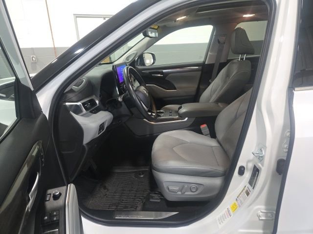 Used 2023 Toyota Highlander Platinum image 10