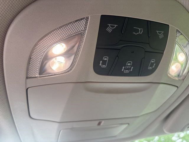 Used 2023 Chrysler Pacifica Touring-L FWD image 28