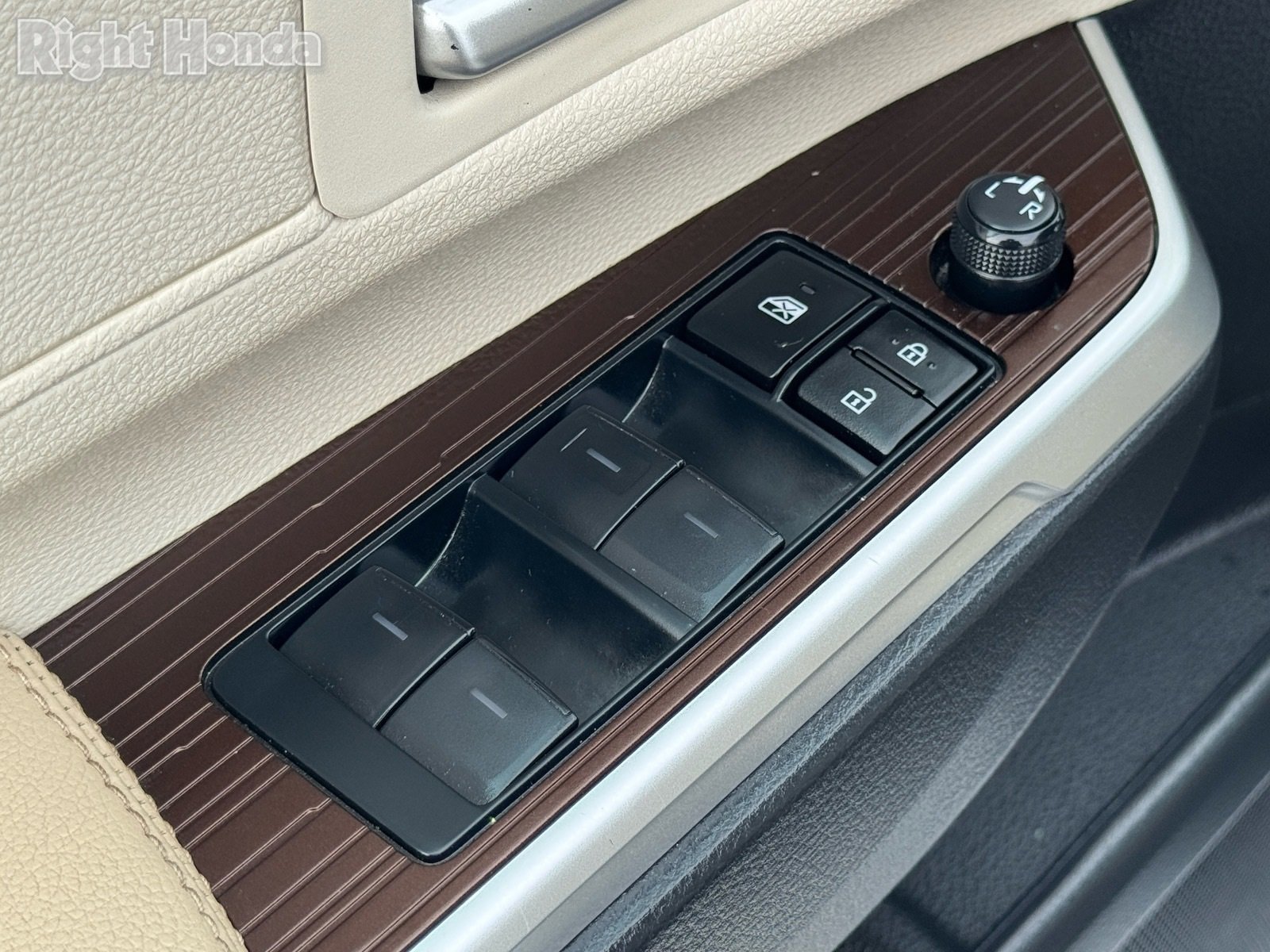 Used 2024 Toyota Sienna XLE image 17