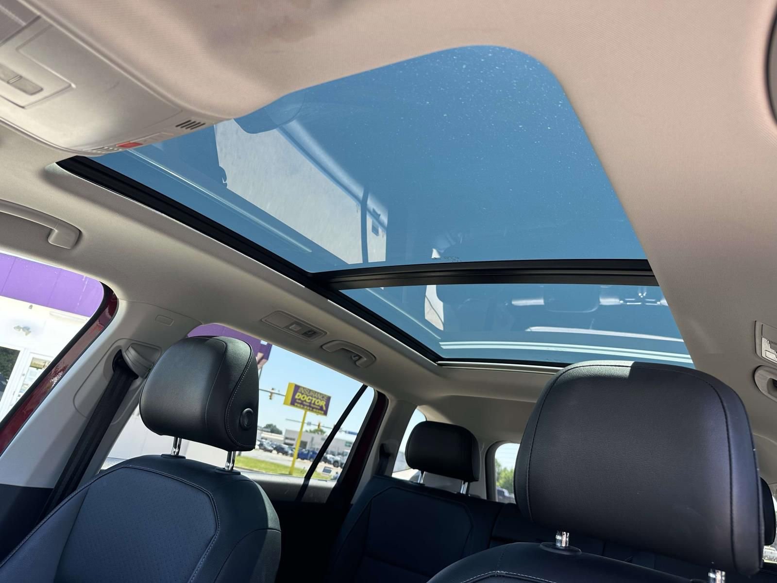 Used 2018 Volkswagen Tiguan SE w/ Panoramic Sunroof Package FWD image 19