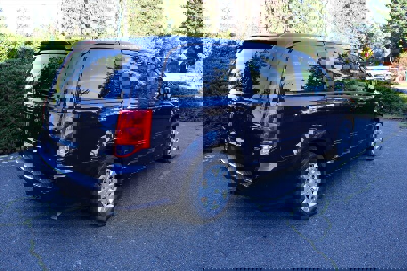 Used 2012 Dodge Grand Caravan SE image 3