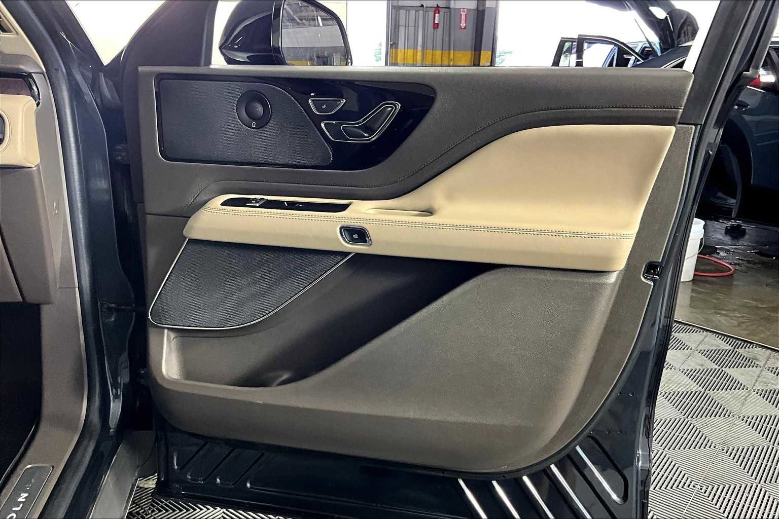 Used 2022 Lincoln Aviator Reserve w/ Elements Package Plus image 20