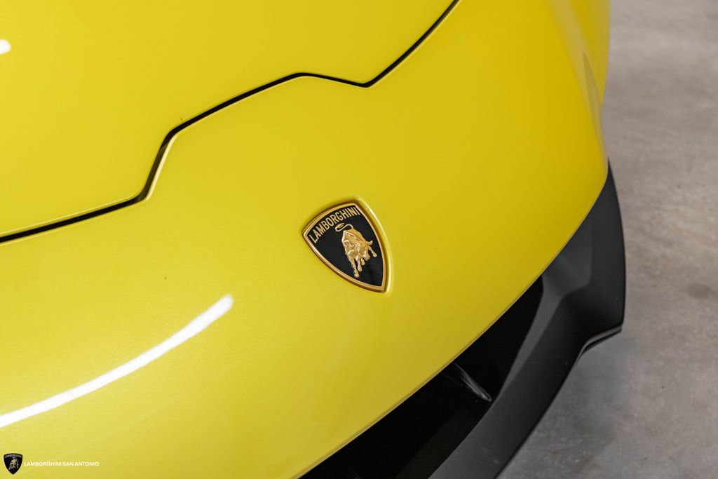 Used 2020 Lamborghini Huracan EVO RWD image 14