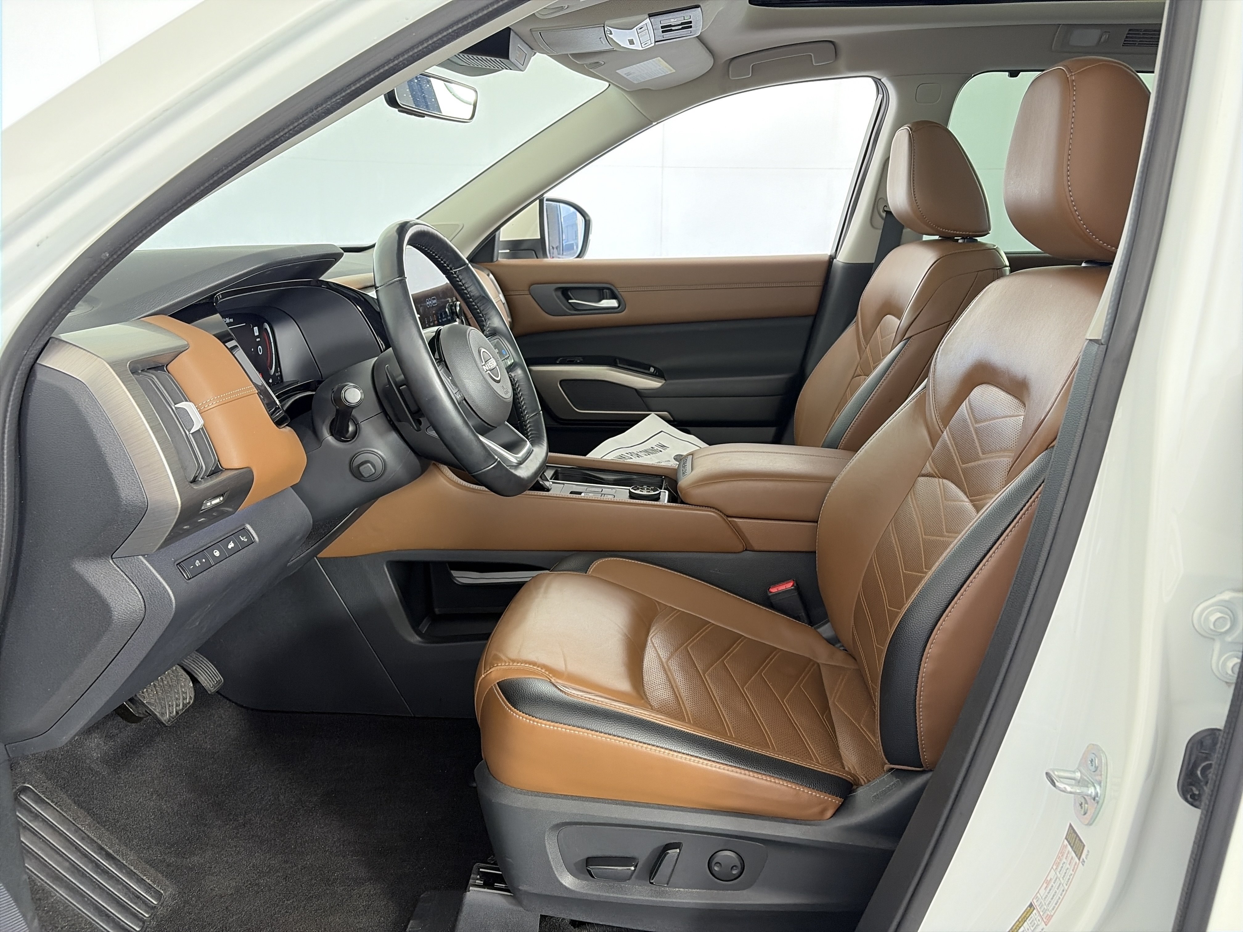 Used 2023 Nissan Pathfinder Platinum w/ Cargo Package AWD/4WD image 6