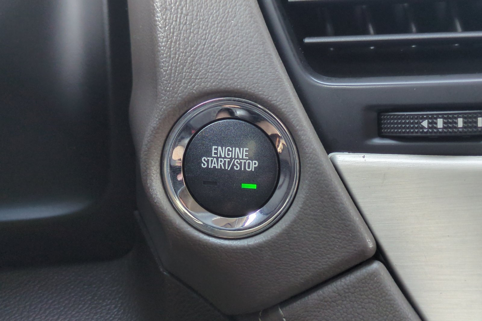 Used 2015 GMC Yukon Denali w/ Premium Package AWD/4WD image 33
