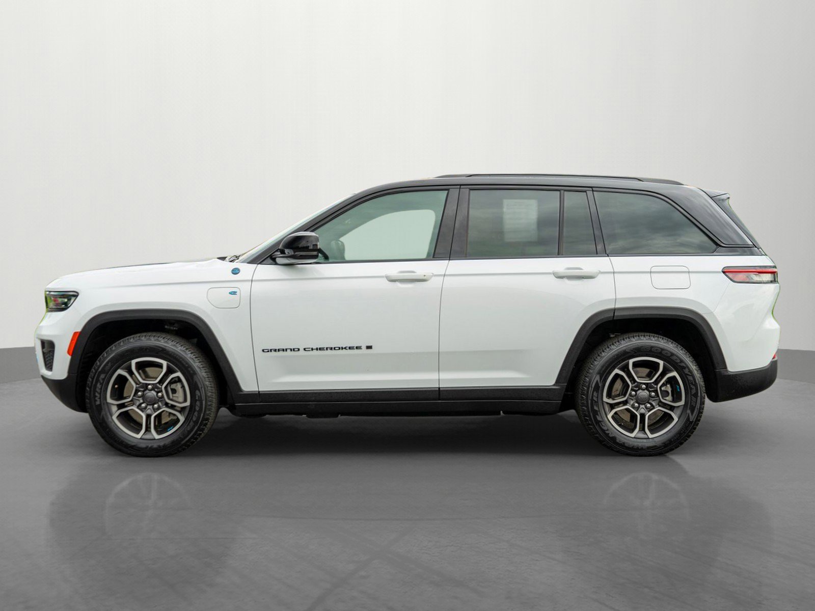 Used 2022 Jeep Grand Cherokee Trailhawk w/ Luxury Tech Group III AWD/4WD image 4