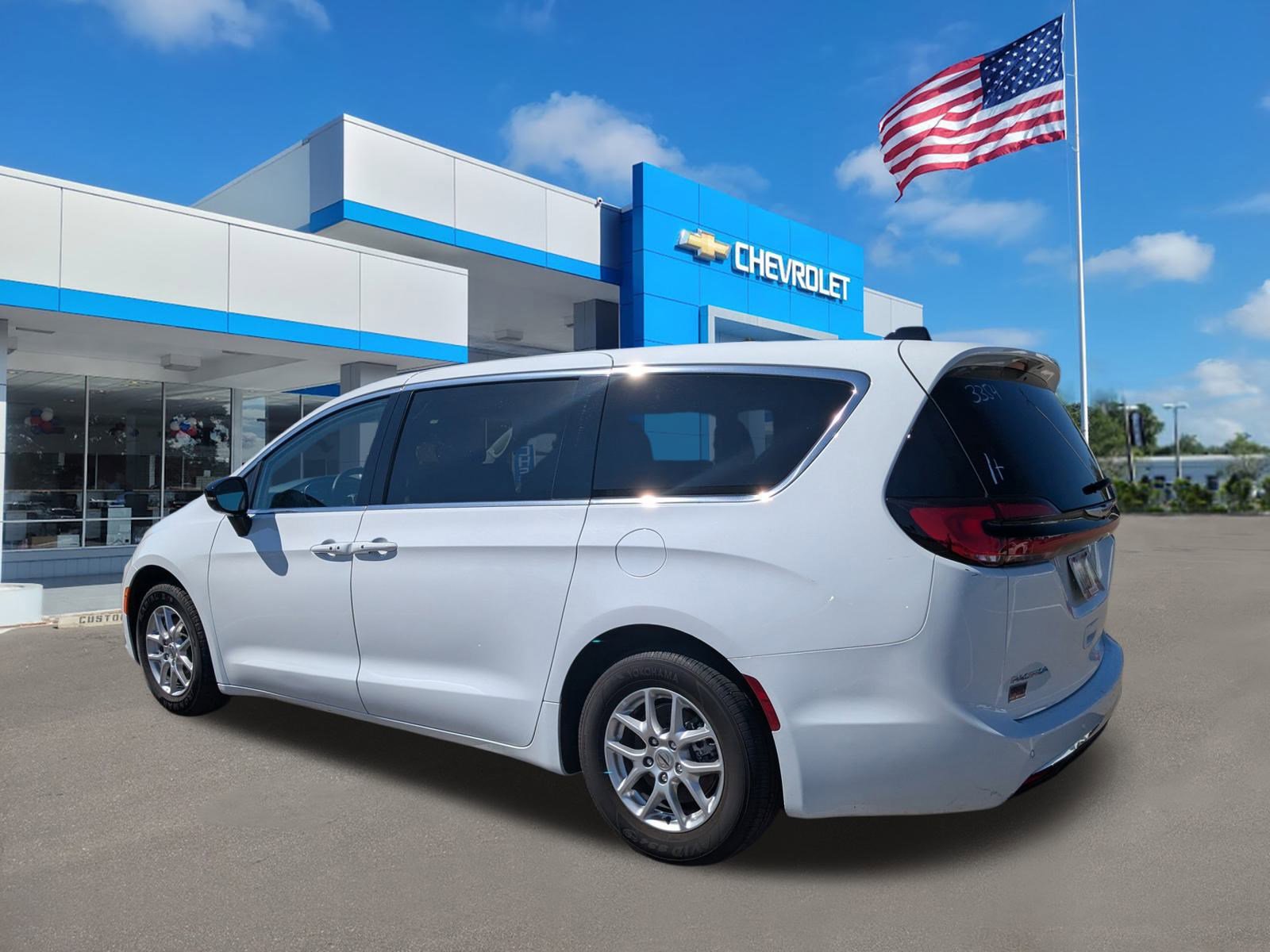 Used 2024 Chrysler Pacifica Touring-L image 6