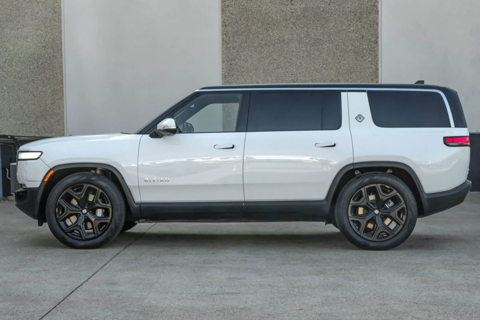 Used 2024 Rivian R1S Adventure image 19