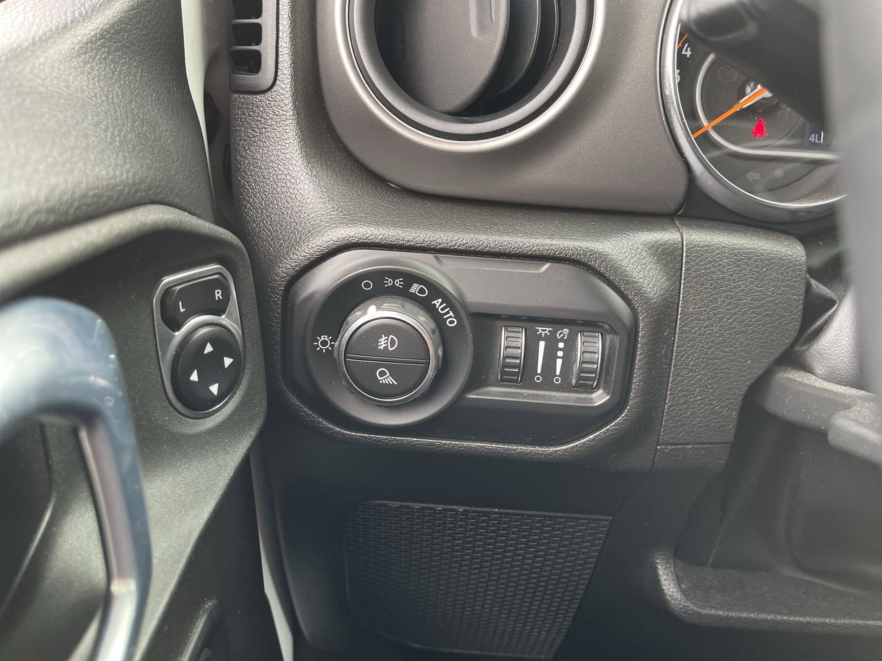 Used 2022 Jeep Gladiator Willys AWD/4WD image 18