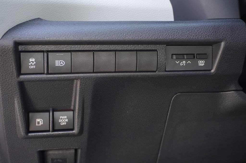 Certified 2026 Toyota Sienna XLE FWD image 15