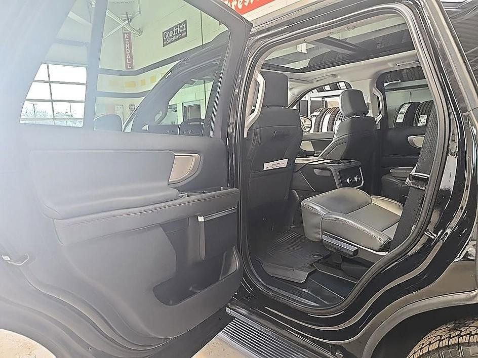 Used 2025 Ford Expedition Active image 31