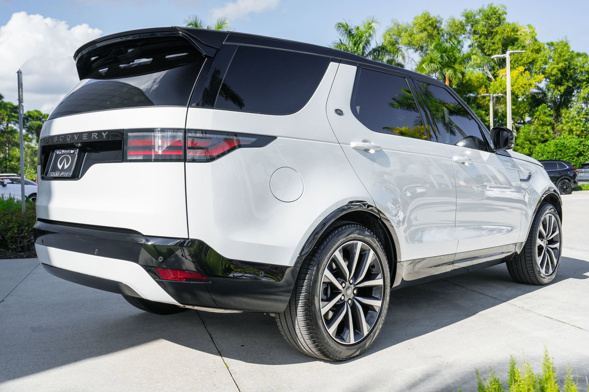 Used 2024 Land Rover Discovery Dynamic SE image 24