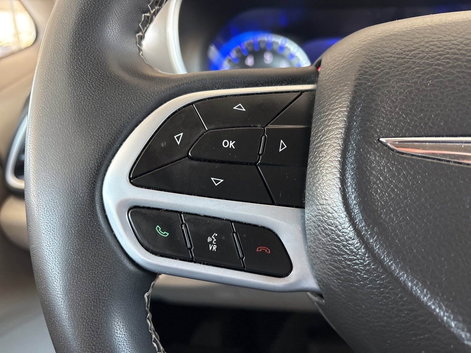 Used 2022 Chrysler Pacifica Touring-L w/ Uconnect Theater Family Group image 28