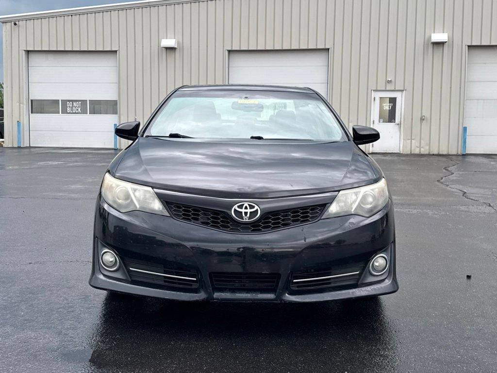 Used 2014 Toyota Camry SE w/ Moonroof Package FWD image 2