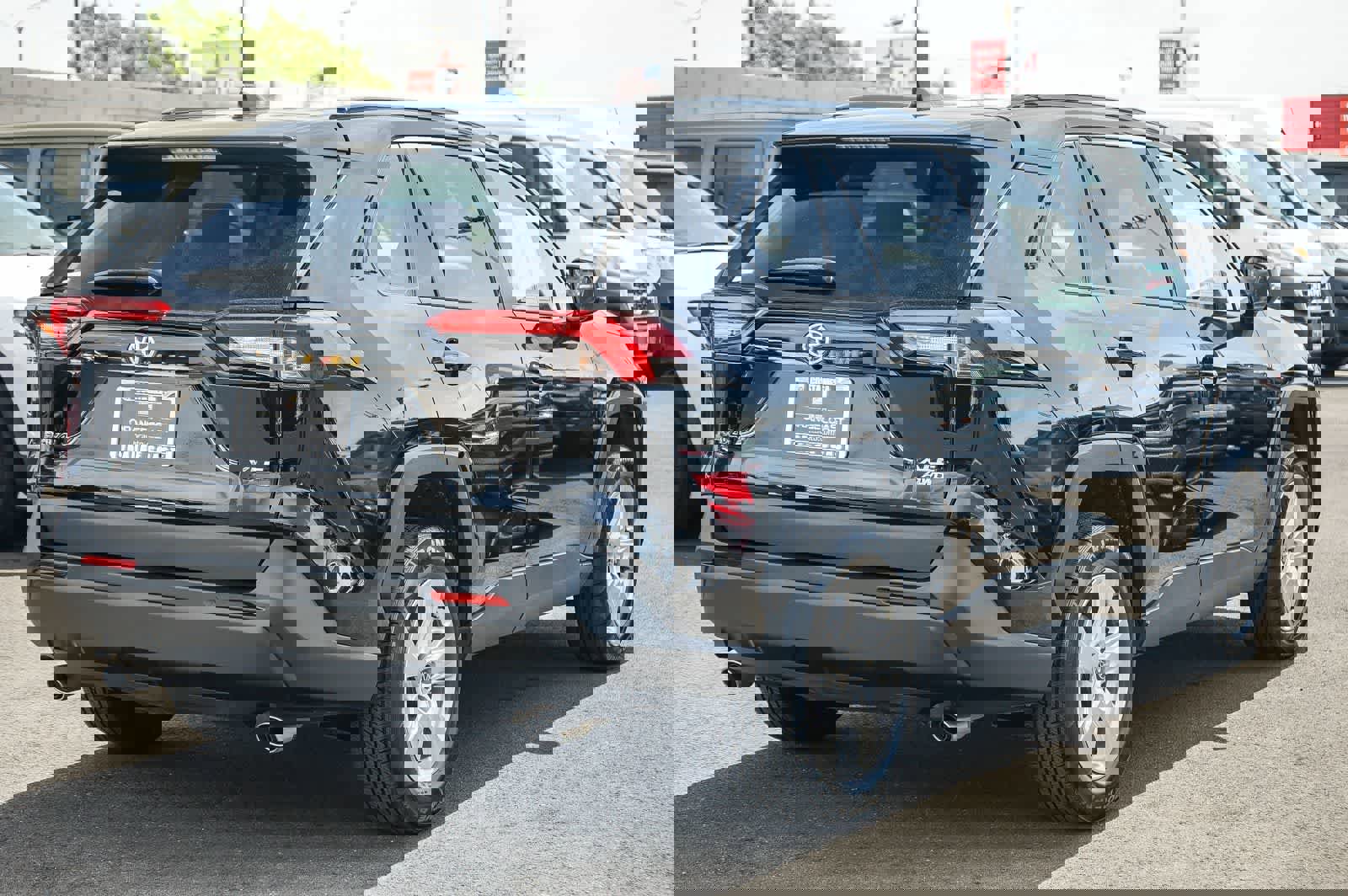 Used 2021 Toyota RAV4 XLE w/ Convenience Package image 4