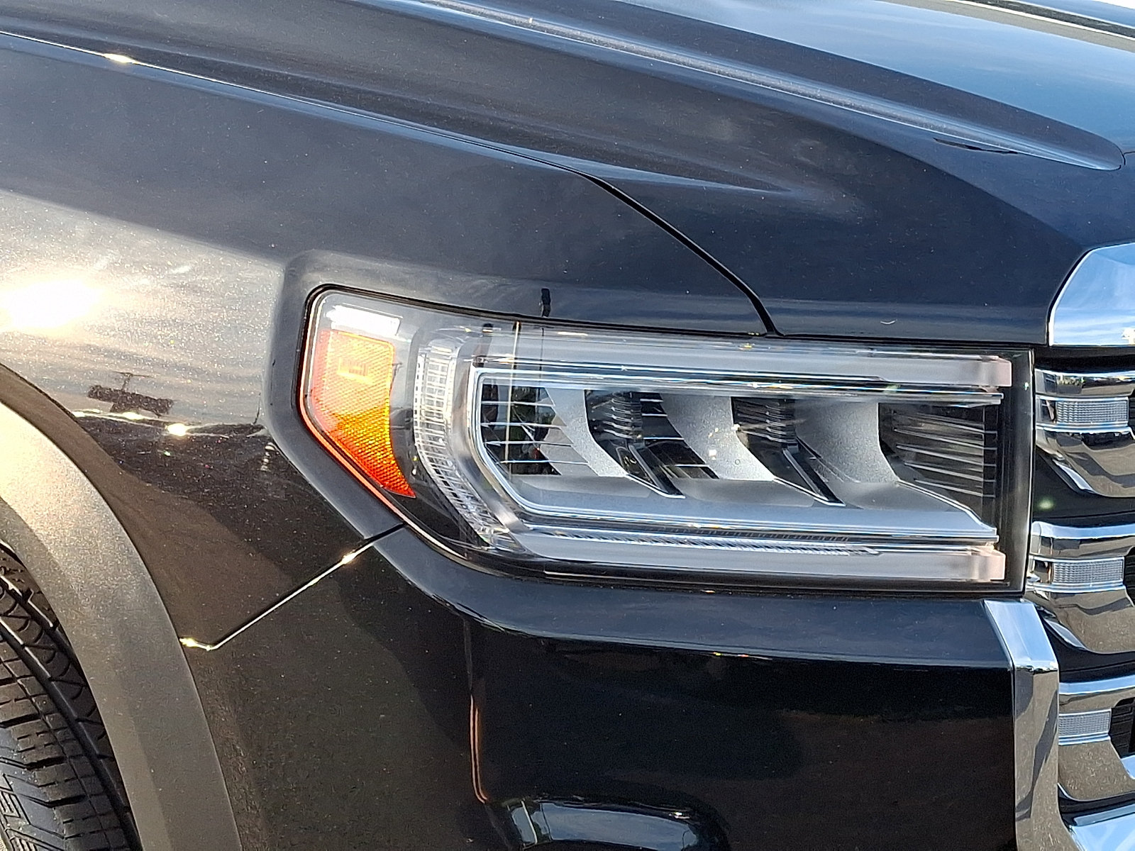 Used 2023 GMC Acadia SLT w/ LPO, Floor Liner Package FWD image 9
